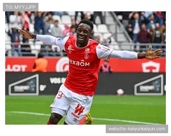 兰斯客场3-2险胜昂热，升班马展现顽强斗志